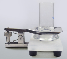 Detailaufnahme der Klammerzwinge zum Einspannen planar rechteckiger oder zylindrischer Arbeitselektroden zwischen Glaskörper und Probentisch
