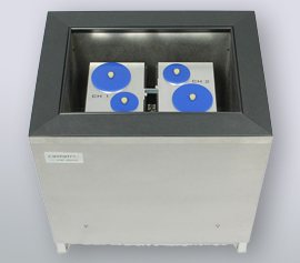 Isothermes Zwei-Kanal Biokalorimeter Calmetrix Biocal 2000 mit geöffnetem Deckel zum Handling der Proben und Referenzen