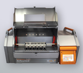 Katanax X-Fluxer® X-600 mit geöffneter Sicherheitstür, Ansicht der kombinierten Tiegel- und Schalenhalterung mit eingesetzter Platinware