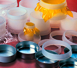 Zusammenstellung von verschiedenen Aluminiumbechern 