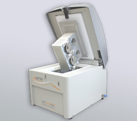 SPEX Kryomühle 6875D Freezer/Mill® mit geöffnetem Deckel, Ansicht der Mahlbehälteraufnahme und -verrieglung