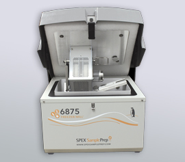 SPEX Kryomühle 6875 Freezer/Mill® mit geöffnetem Deckel und eingesetztem Mahlgefäß Typ 6801 (Mahlkapazität 5 bis 100 g), Ansicht der Mahlbehälteraufnahme und -verriegelung