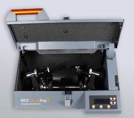 Hochenergie-Kugelmühle SPEX 8000D Mixer/Mill® mit geöffnetem Deckel und Ansicht der zwei Mahlbehälter-Aufnahmen